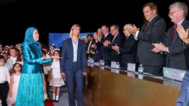 استقبال مریم رجوی از جان بولتون در گردهم‌آیی به ریاست او در پاریس، تیر ماه ۱۳۹۶