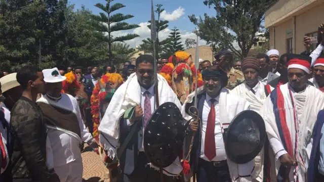 Jaarsoliin biyyaa Eeboo, Gaachanaa fi farda faayame pireezidantoota naannolee lamaaniif badhaasaan kennaniiruuf.