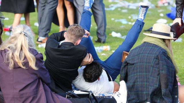 Jóvenes borrachos al aire libre