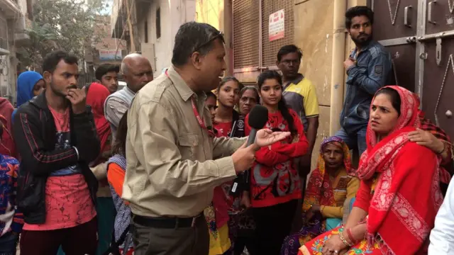 দিল্লির দাঙ্গা উপদ্রুত একটি এলাকার মানুষজনের সাথে কথা বলছেন বিবিসি বাংলার শুভজ্যোতি ঘোষ