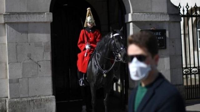 Homem usando máscara em Londres