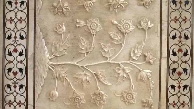 ताजमहालच्या भिंतींवर कोरलेली फुलापानांची नक्षी