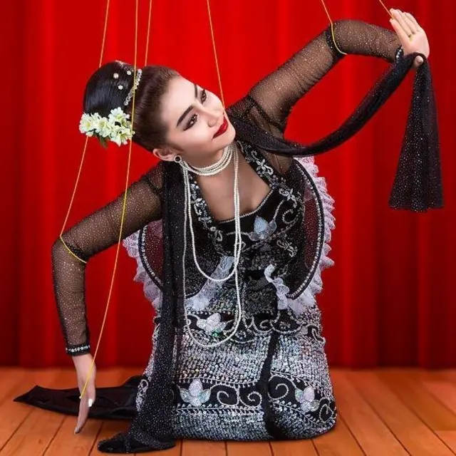 ပြိုင်ပွဲဝင် ဝတ်စုံနဲ့ အလှမယ် ထက်ထက်ထွန်း