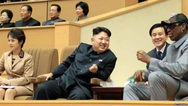 उत्तर कोरिया के सर्वोच्च नेता किम जोंग-उन के साथ अमरीकी बास्केटबॉल खिलाड़ी डेनिस रॉडमैन