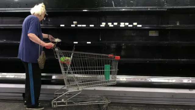 Una mujer en un supermercado de Caracas
