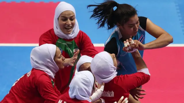 นักกีฬากาบัดดี้หญิงไทยขณะแข่งกับทีมชาติอิหร่านเมื่อปี 2013
