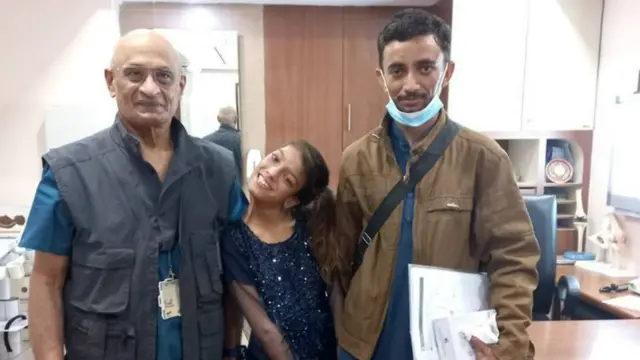 Afsheen bersama Dr Krishnan dan kakaknya Yaqoob
