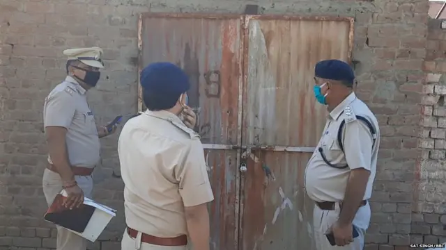 ਮੌਕੇ ਦਾ ਵੇਰਵਾ ਕਰਦੇ ਪੁਲਿਸ ਕਰਮੀ