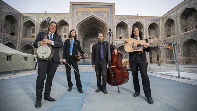 آمریکا- گروه بلوز -هِن هاوس پرالِرز