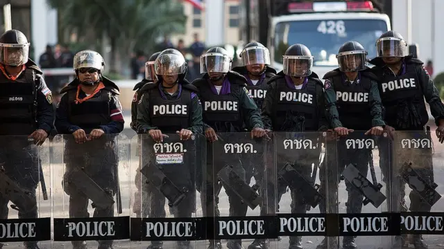 ตำรวจปราบจราจลอารักขาความปลอดภัยสำนักงานตำรวจแห่งชาติ เมื่อวันที่ 28 พ.ย. 2556 ท่ามกลางการชุมนุมของกลุ่มที่เรียกตัวเองว่า กปปส.