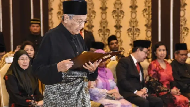 शपथ लेते हुए डा. महातिर मोहम्मद