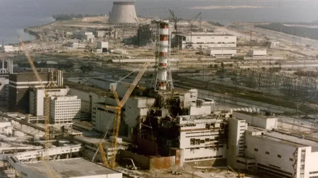 وقع الانفجار الذي أدى إلى انصهار قلب المفاعل الرابع بمحطة تشيرنوبل أثناء اختبار للأمان، وأدى إلى انتشار سحب من المواد المشعة