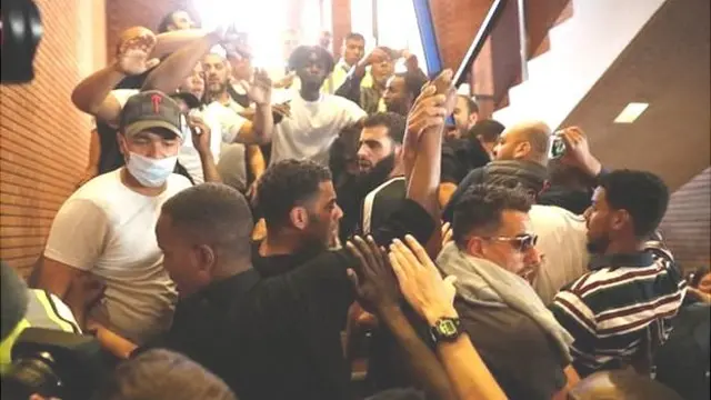 متظاهرون يقتحمون مقر البلدية في كينسينغتون