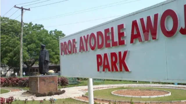 Aworan Ọgba igbafẹ Ọjọgbọn Ayodele