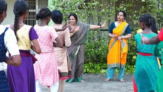 கௌசல்யா ஸ்ரீனிவாசன்,சுருதி ஸ்ரீனிவாசன்.
