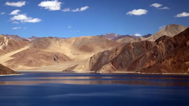 লাদাখে বারত ও চীনের সীমানায় প্যাংগং লেক