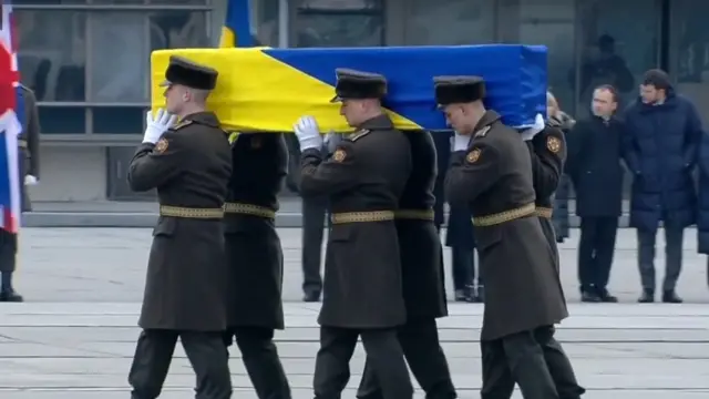 Военные несут гроб
