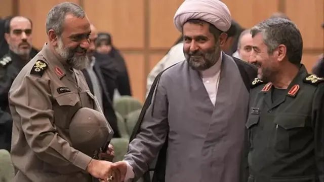 از راست: محمدعلی جعفری (فرمانده پیشین سپاه)، حسین طائب (رئیس سابق سازمان اطلاعات سپاه) و محمدرضا نقدی (معاون فرهنگی-اجتماعی فرمانده سپاه در سال‌های ۱۳۹۵ تا ۱۳۹۸)