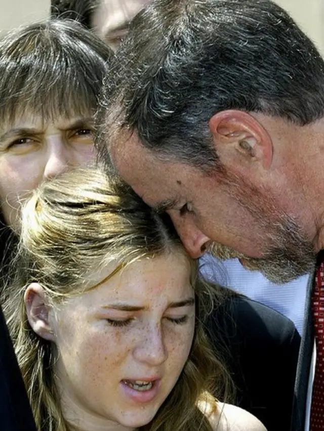 Los padres y la hermana de John Walker Lindh entristecidos tras la condena a Lindh en 2002