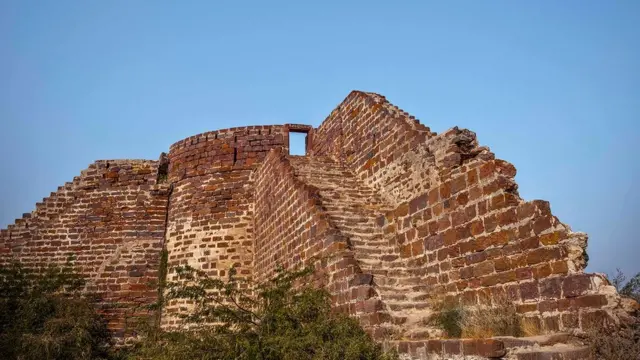 1869માં સુએઝ કેનાલ ખુલી થતા ગુજરાતના બંદરોની માઠી બેઠી. સિંધના કરાંચી બંદરના ઉદય સાથે માંડવી અને લખપત બંદરોનો વેપાર ખૂબ ઘટી ગયો