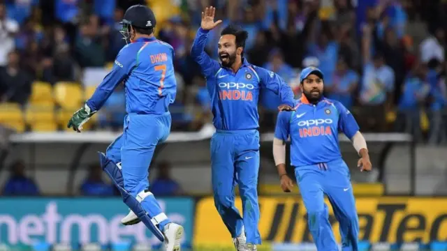 महेंद्रसिंग धोनी: 'तुझ्या बॉलिंगवर फटके पडले तर जबाबदारी माझी'