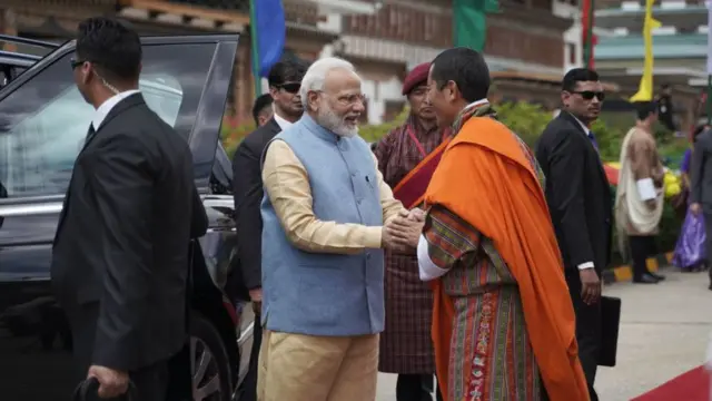 থিম্পুতে নরেন্দ্র মোদীকে স্বাগত জানাচ্ছেন ভুটানের প্রধানমন্ত্রী লোটে শেরিং। আগস্ট, ২০১৯