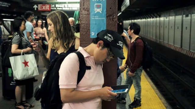 Personas en sus teléfonos