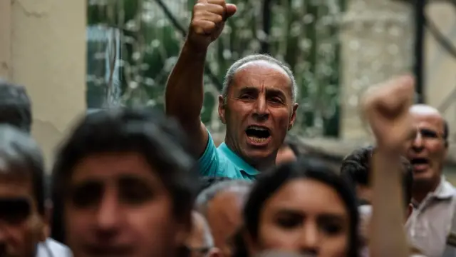 Özgür Gündem gazetesinin önünde protesto gösterisi düzenleyenler