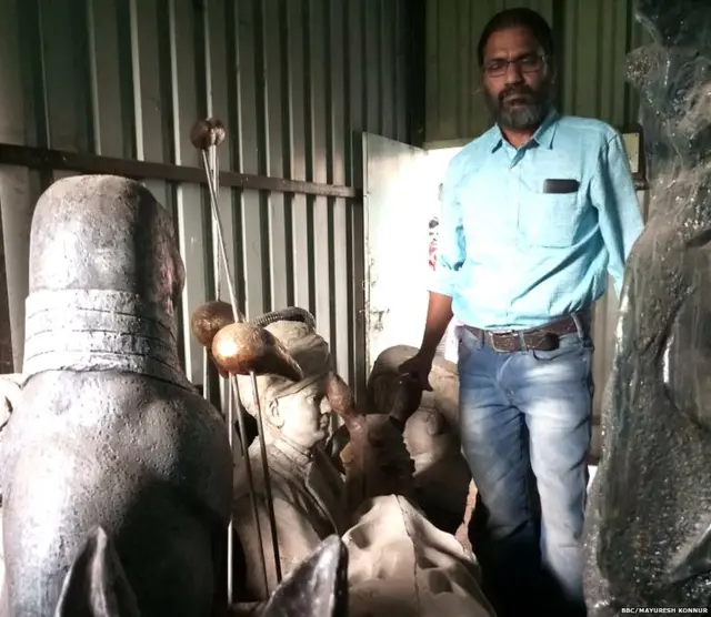 बाजूच्या काही लोकांनी त्यादिवशी काही मोजकी शिल्पं जवळच्या एका खोलीत हलवली.