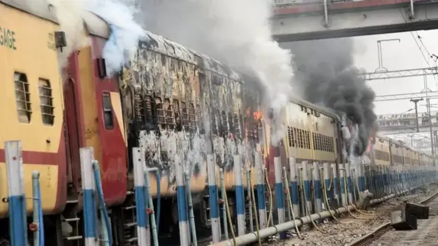 બિહારમાં ટ્રેનો સળગાવી દેવામાં આવી હતી
