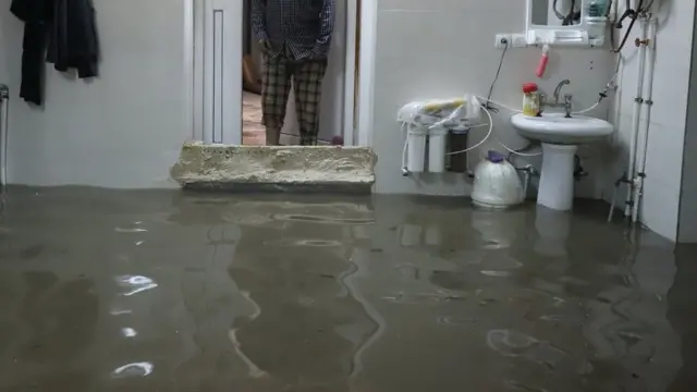 بالا آمدن سطح فاضلاب در مناطقی از اهواز سلامت ساکنان را به خطر انداخته است