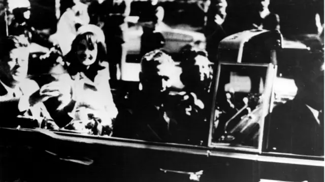 Oswald disparó a Kennedy mientras se desplazaba en un descapotable por una céntrica avenida de Dallas.