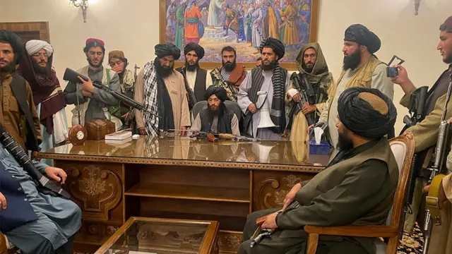 Des combattants talibans prennent le contrôle du palais présidentiel afghan, à Kaboul - le livre de M. Ghani est toujours en place