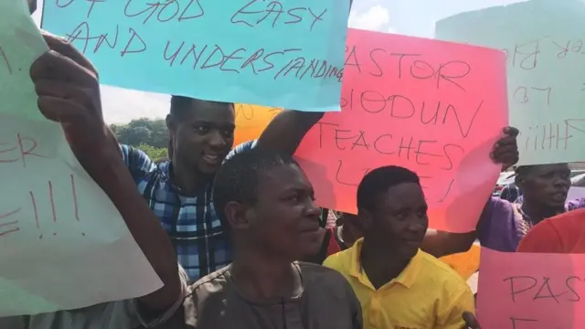 Protesters wey support Pastor Biodun