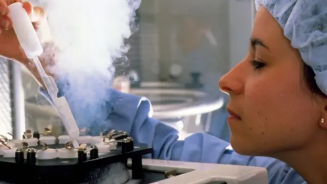 آج کل کلِنِکس پر خواتین کو ان کے بیضے منجمد کرنے کا آپشن بھی دیا جاتا ہے۔