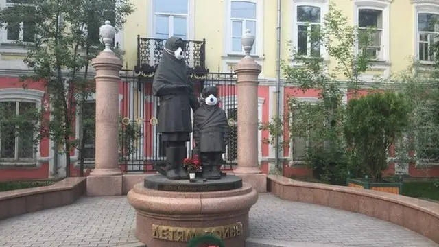 Памятники в респираторах