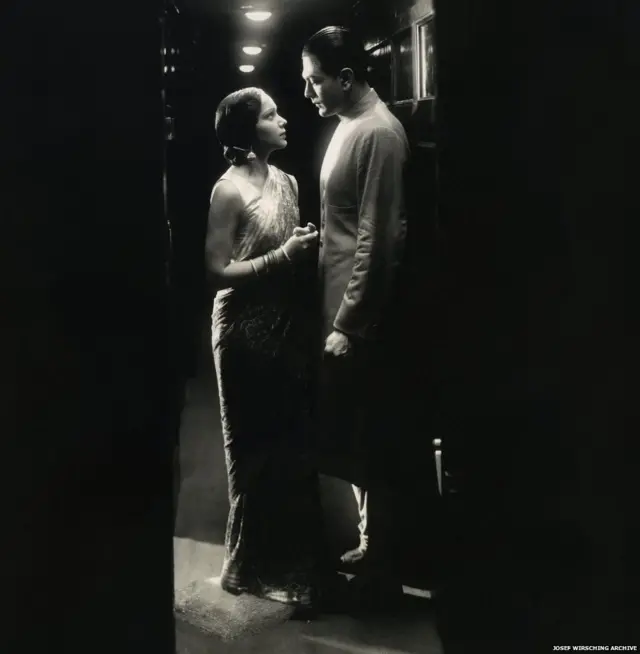 जवानी की हवा चित्रपटात देविका राणी आणि नजम उल हुसेन.