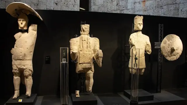 இத்தாலியில் உள்ள தீவில் தேன்கூடு வடிவில் மர்மமான கோபுரங்கள்-