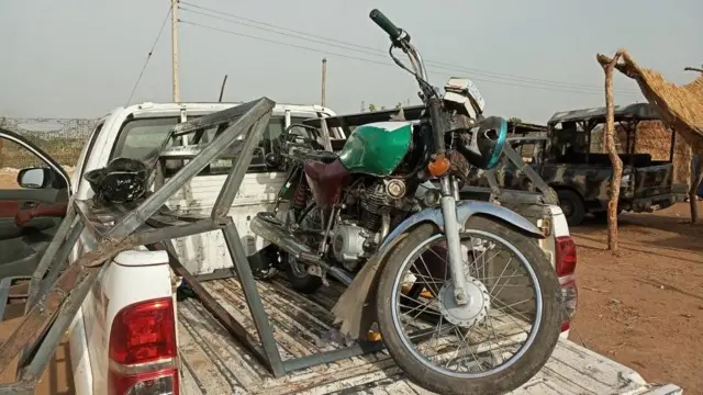 Awọn alupupu ti wọn ko si ori ọkọ alawọ funfun