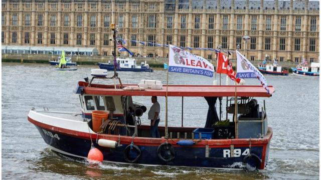 Barco faz campanha pela 'saída' no Tâmisa,quanto tempo demora o saque da realsbetfrente ao Parlamento