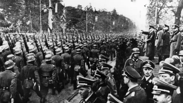 1939'da Varşova'ya giren Alman askerleri