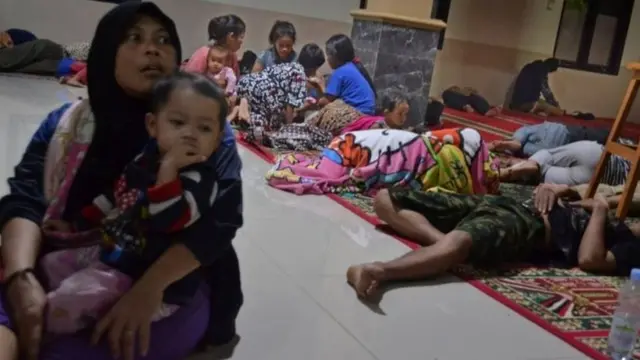 সুনামি আঘাত হানার পর প্রাণ বাঁচাতে পানডেগলাং শহরের বাসিন্দারা আশ্রয় নিয়েছেন স্থানীয় মসজিদে