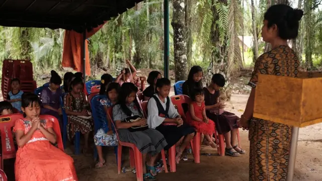Jika musim kemarau tiba, debu juga menjadi keluhan anak-anak Sekolah Minggu.