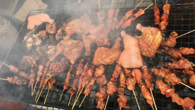 Na food dey fire dem dey prepare to sell