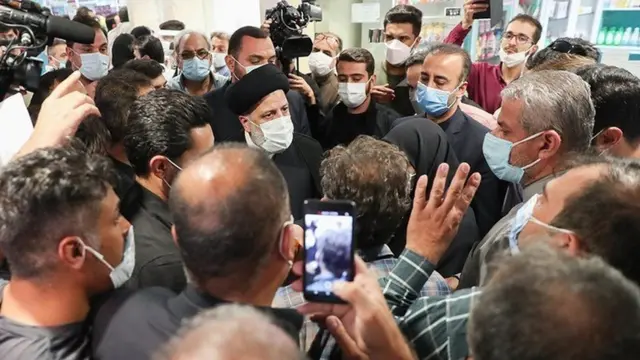 حضور رئیسی در داروخانه