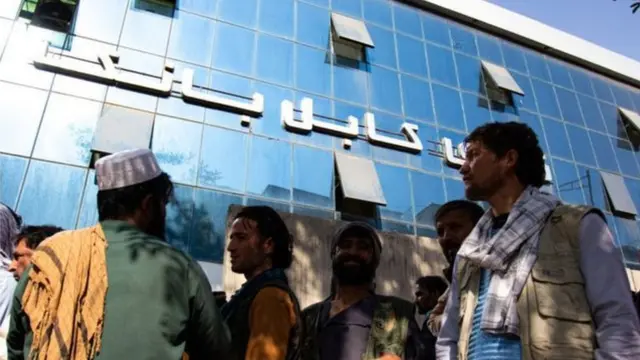 په افغانستان کې د نغدو پیسو ترلاسه کولو لپاره د بانکونو مخکې اوږده کتارونه ولیدل شول