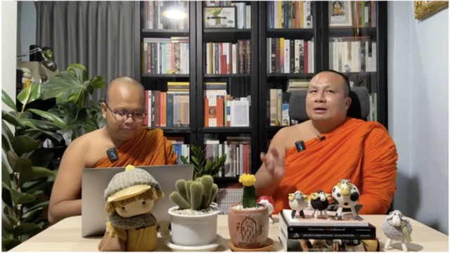 พระมหาไพรวัลย์ และ พระมหาสมปอง พระพี่น้องวัดสร้อยทองขณะไลฟ์สอนธรรมะร่วมกัน