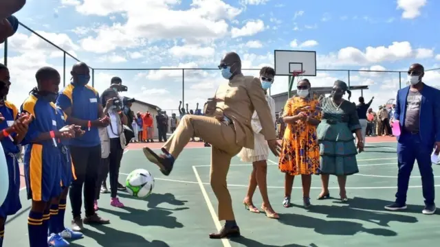 Wasiirka Ciyaaraha ee Koonfur Afrika Emmanuel Nkosinathi oo kubbad laagaya