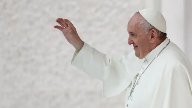 Aparecendomelhor estratégia sportingbetperfil, Papa Francisco acena sorrindo