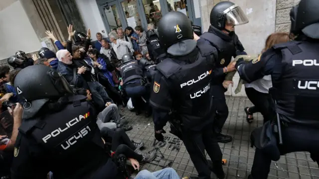 Стычка между полицейскими и демонстрантами в Каталонии